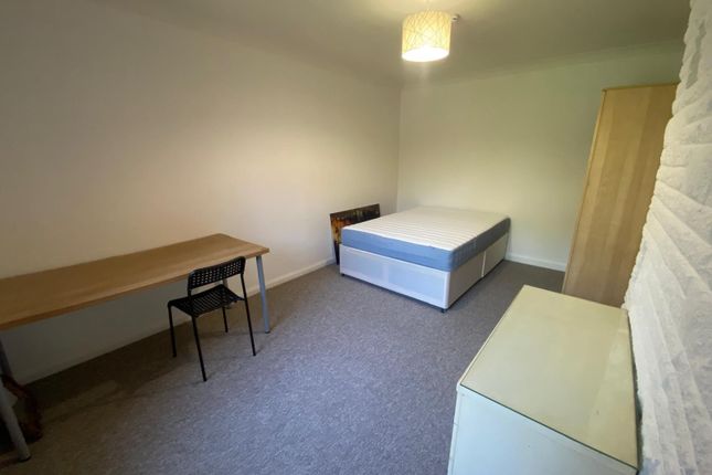 Room 3, 173, Southway, Guildford photo 2