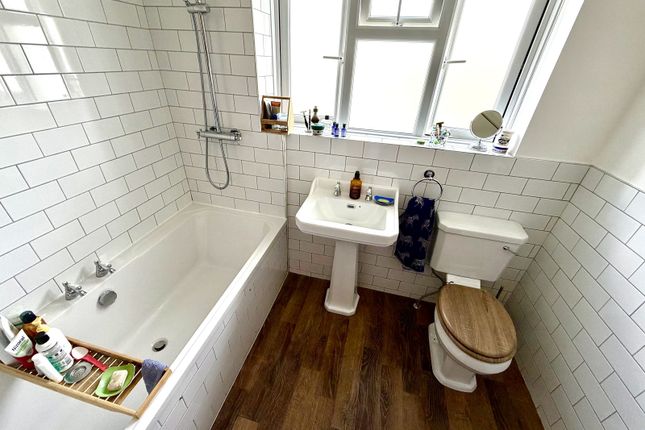 40, Sanger Avenue, Chessington photo 4