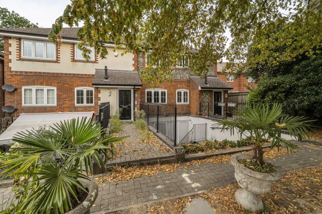 2-bed flat on 3 Paddock Gate,, North Street, Windsor, £475,000