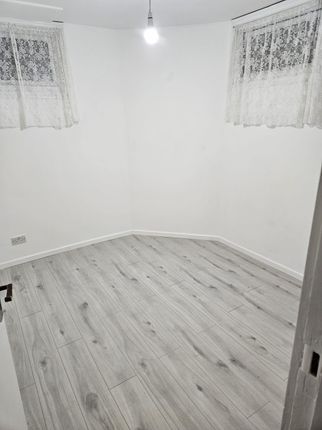 Flat D 117, Myddleton Road, London photo 2