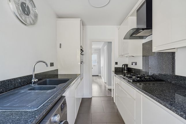 Mead Way, Coulsdon photo 4