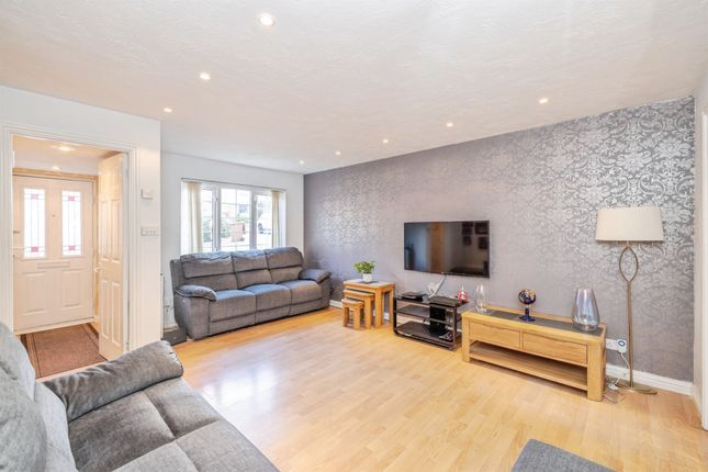 5, Five Fields Close, Watford photo 2