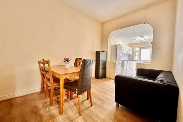 6 Bedroom Mid-Terraced House To Let In Tooting