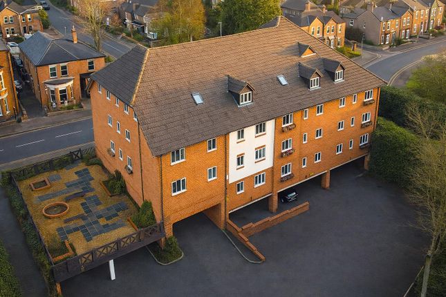 2-bed flat on 1 Regency Court, Alexandra Road, Hemel Hempstead, £220,000