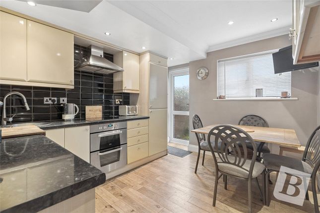 24, Hood Road, Rainham photo 3