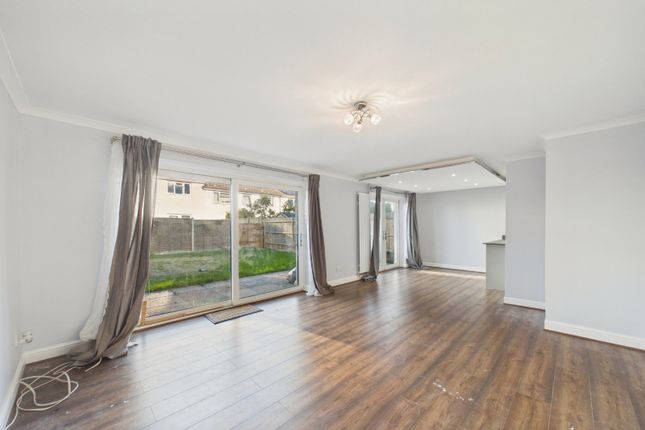 74, Abbotsbury, Bracknell photo 2