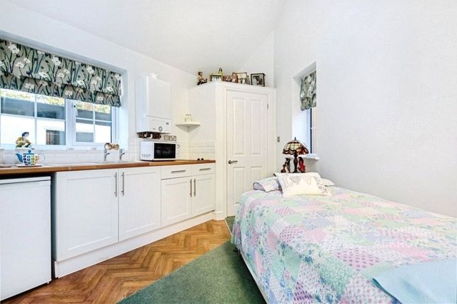 Camphill Road, Surrey photo 3