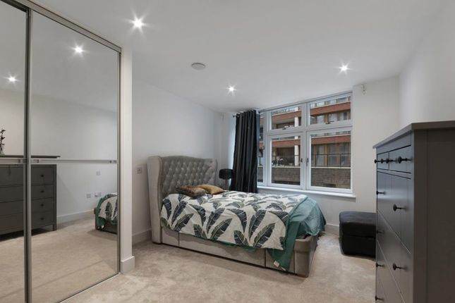 Flat for sale in Sterling Way, London