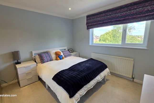 13 Burnside Close, Barnet photo 3