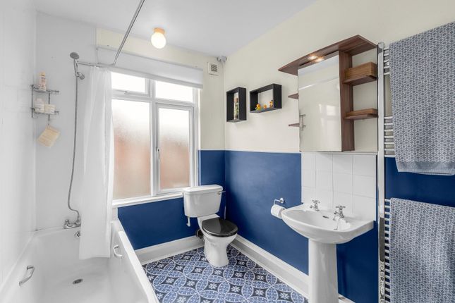 4, Pasture Crescent, Leeds photo 4