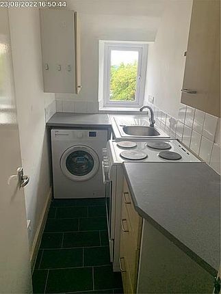 Flat A, 146 High Street, Royal Wotton Bassett photo 2