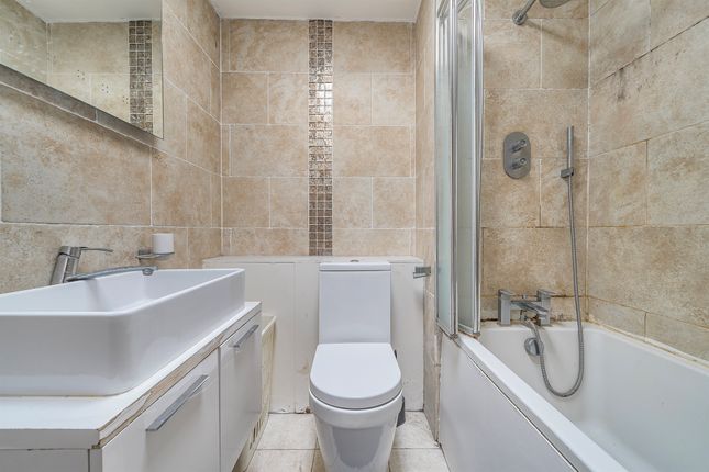Flat 29, Grovebury Court, Chase Road, London photo 4