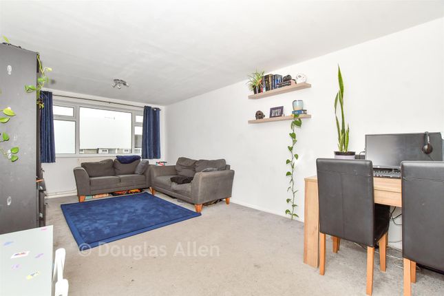 15, Shepeshall, Basildon photo 2