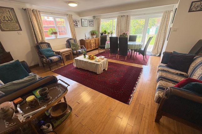 8 Speart Lane, Hounslow photo 5