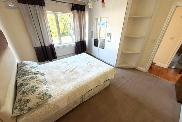 221, Whitchurch Lane, Edgware photo 5