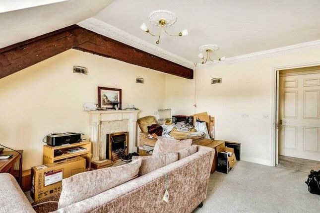9, Norbury Court, Swindon photo 5