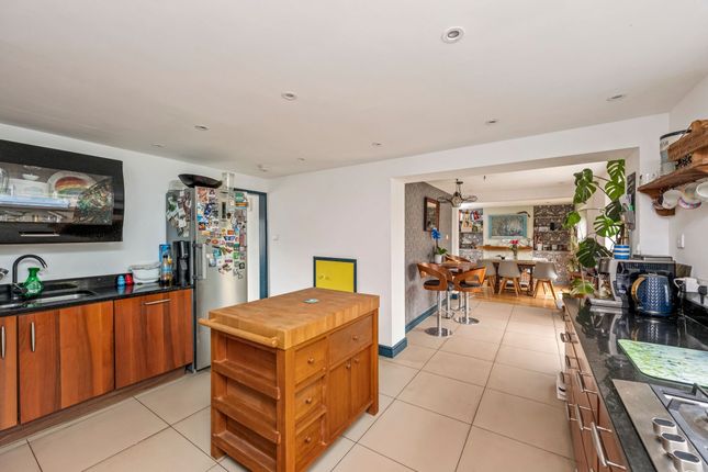 36 Benhams Drive, Horley photo 3