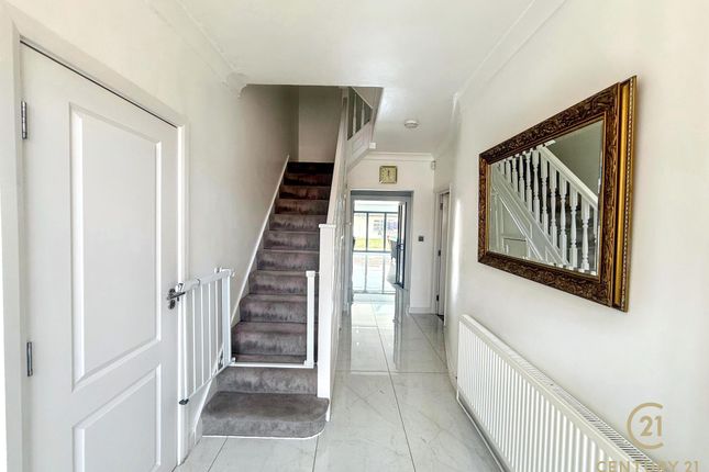 50, Burns Way, HOUNSLOW photo 2