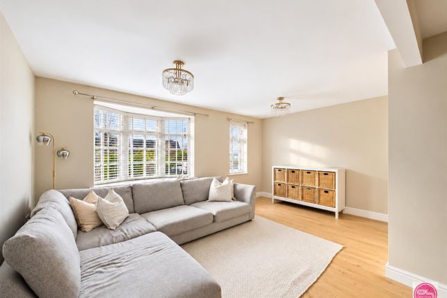 Hawthorn Crescent, Burton-On-Trent photo 4