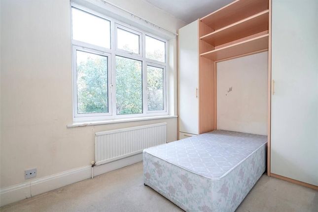 25 Beech Drive, London photo 3