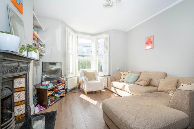 23, Ravenswood Road, London photo 3