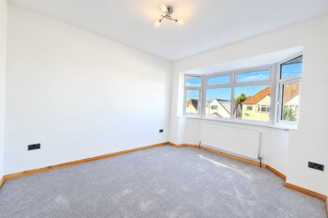 40, Wrens Avenue, Surrey photo 4