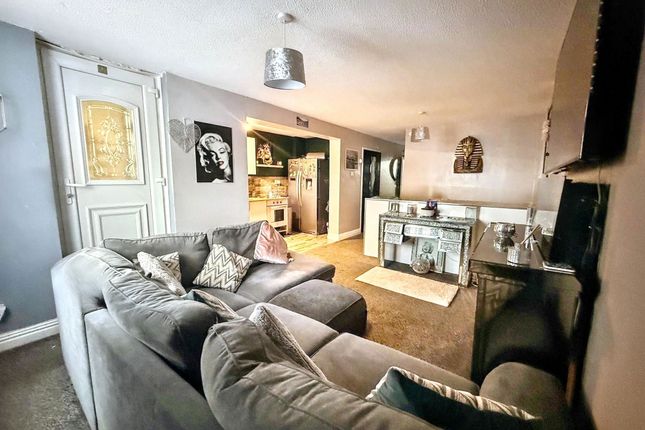 2-bed flat on Kenilworth Court, Washington, £25,000