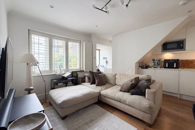5 Gresham Mews, 5, Reynolds Road, London photo 2