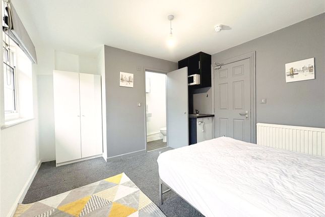 Room 2, 27, Regency Close, Essex photo 4