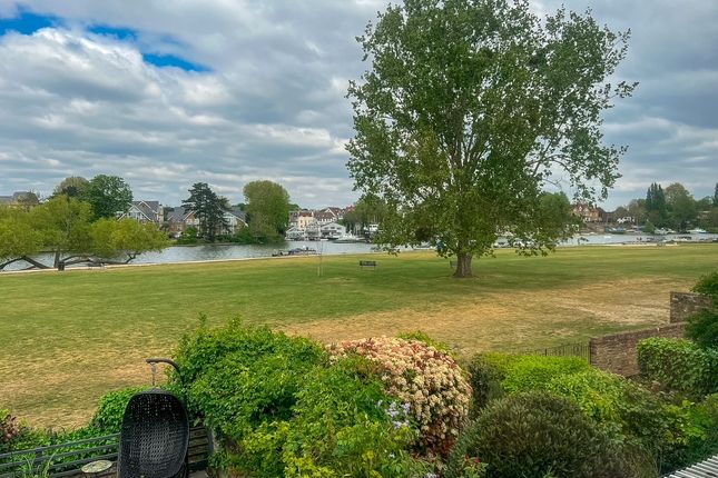 Buckingham Gardens, West Molesey photo 3