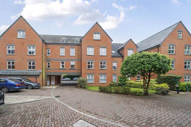 Flat for sale in Heath Hill Road South, Crowthorne, Berkshire