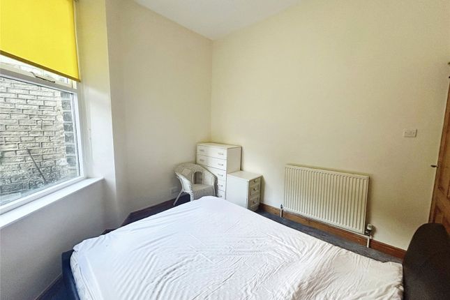 Flat to rent in Southgate, Honley