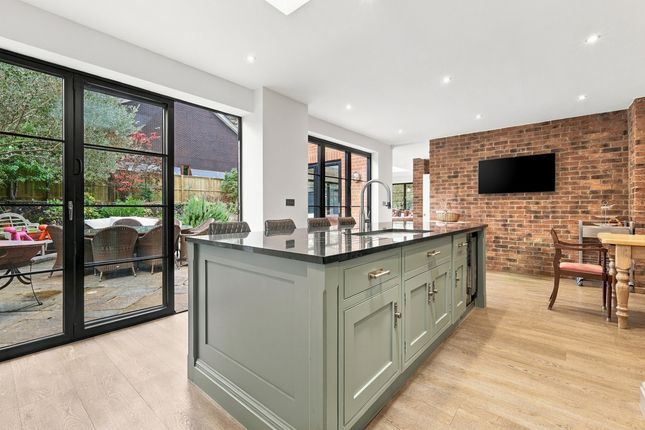 Connaught Avenue, Loughton photo 4