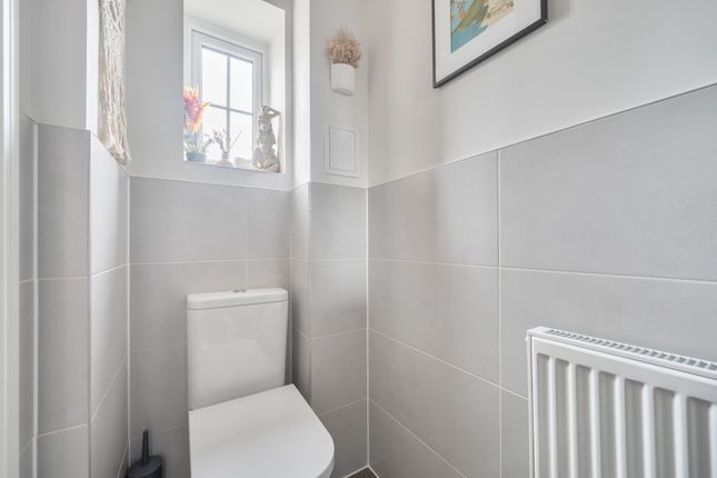 8, Kerswell Close, Slough photo 2
