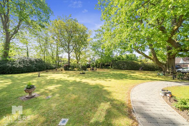 Flat Flat 9, The Atrium, Whincroft Close, Ferndown photo 4