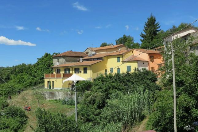 Semi-detached house for sale in Massa-Carrara, Podenzana, Italy