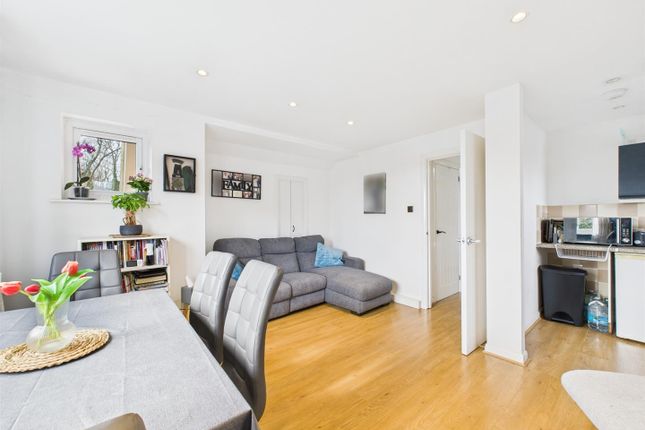 Flat 11 Glebe Court, 27, Whitethorn Avenue, Coulsdon photo 3
