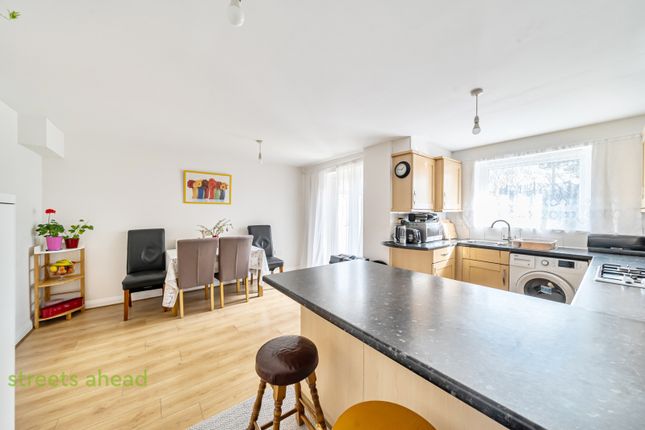 34, Manning Gardens, Croydon photo 4