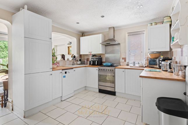 7 Birch Close, Crawley photo 3