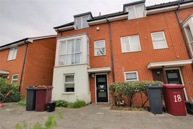 4 bed semi-detached house to rent in Puffin Way, Reading RG2
