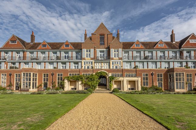 2-bed flat on Kings Drive, Midhurst, £1,700/mo