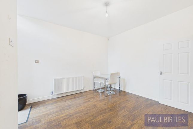 15, Carisbrook Avenue, Trafford photo 4