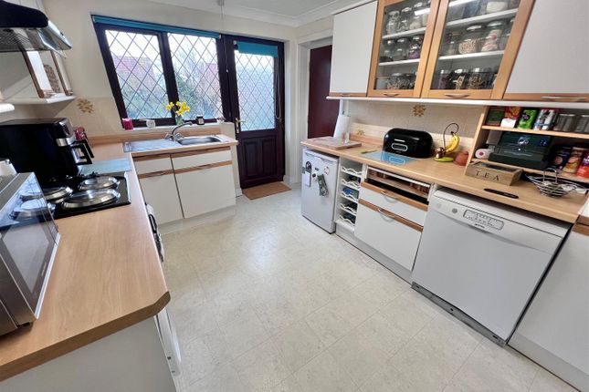 2, Davenant Close, Gillingham photo 3