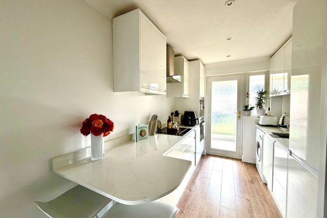 Hunting Gate Drive, Chessington photo 3