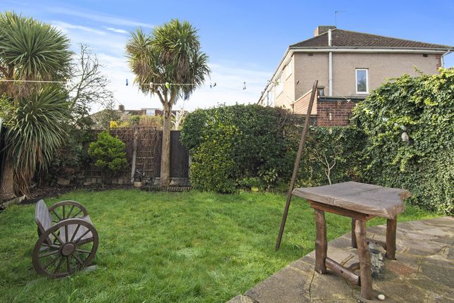 22, Maypole Crescent, Ilford photo 4