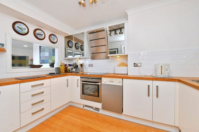 Flat 28, Compass House, Mariners Court, Plymouth photo 4