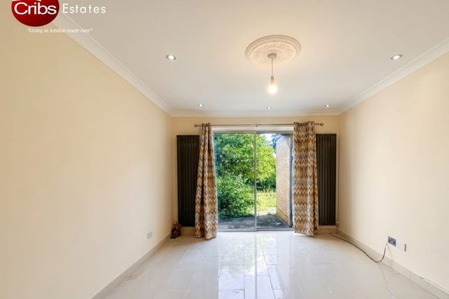 59 Knightwood Crescent, NEW MALDEN photo 3