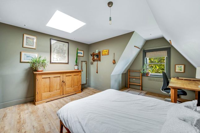 Flat 5, 264, Chiswick High Road, London photo 3
