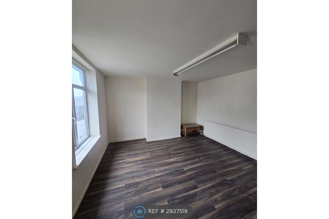 Flat  Ashton Road, Oldham photo 5
