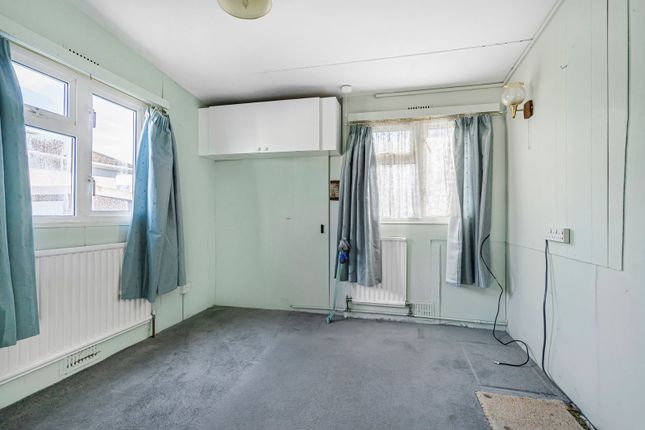 14, Burway Crescent, Chertsey photo 3